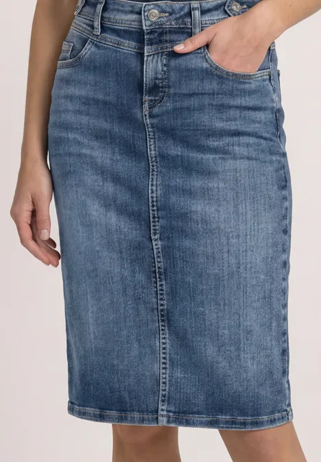 Ein knieumspielender Blue-Jeans-Bleistiftrock mit seitlichen Taschen