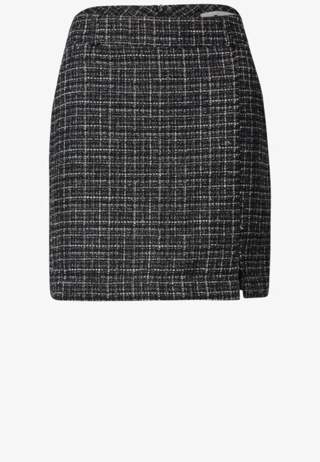 Jupe courte en tweed gris foncé à motif pied-de-poule et petite fente latérale.
