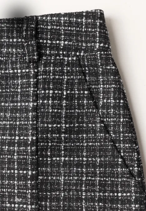 Tissu tweed noir et blanc à carreaux, avec poche latérale en biseau.