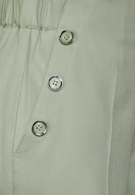 Bermuda Short mit Knöpfen soft moss green