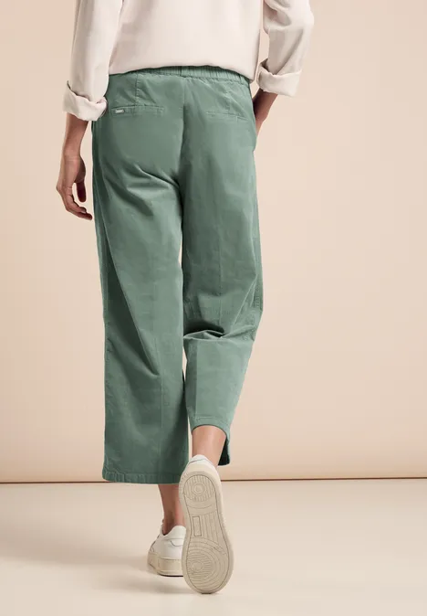 Cordhose im Casual Fit mindful green