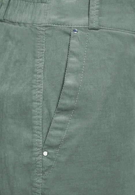 Cordhose im Casual Fit mindful green