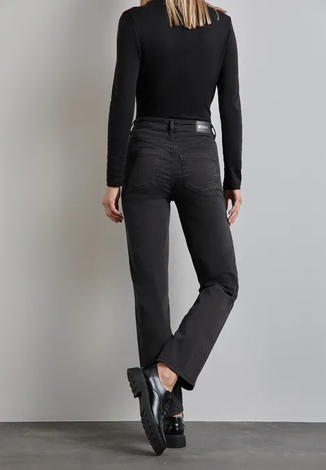 Straight Leg Jeans deep black wash
