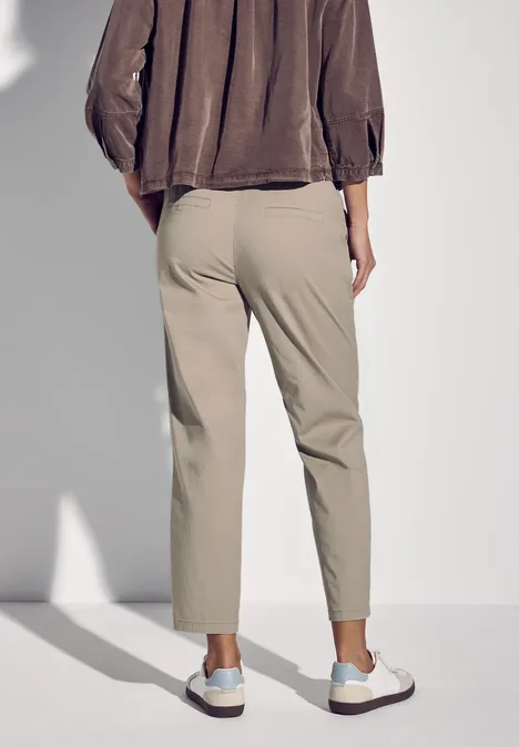 Chino en sergé doux buff grey