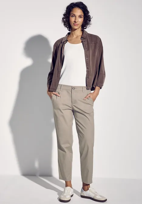 Chino en sergé doux buff grey