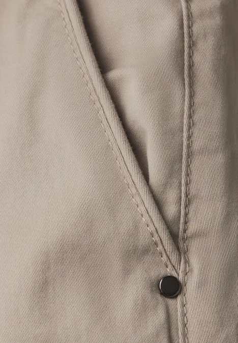 Chino en sergé doux buff grey