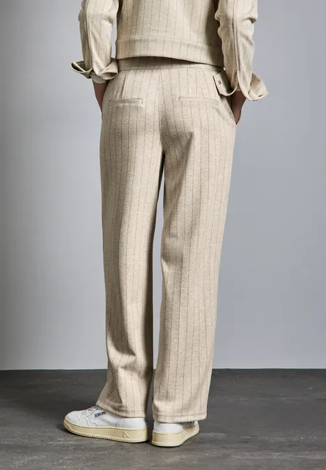 Straight Leg Hose sheer beige mel.