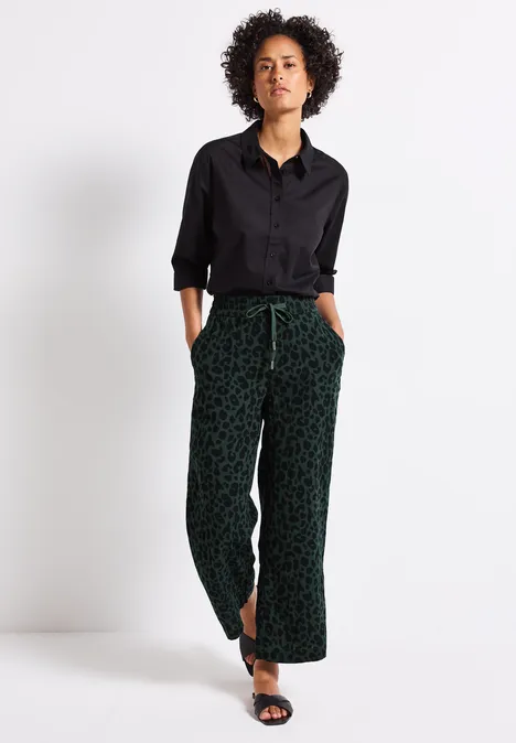 Gemusterte Musselin Hose mid green