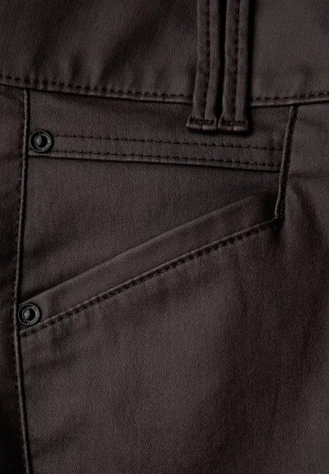 Slim Fit gecoate broek deep roast brown