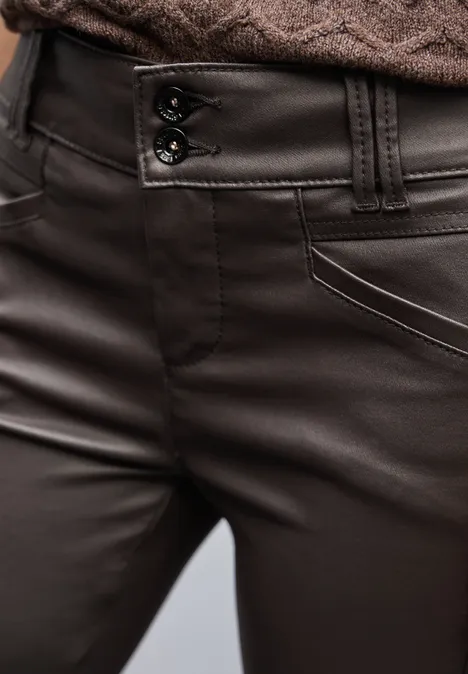 Slim Fit gecoate broek deep roast brown