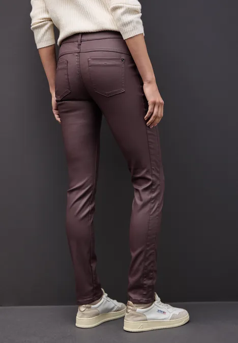 Slim Fit gecoate broek velvet berry