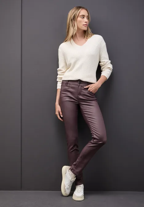 Slim Fit gecoate broek velvet berry