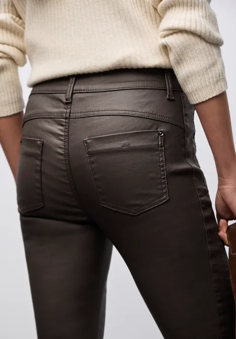 Slim Fit pantalon enduit deep roast brown
