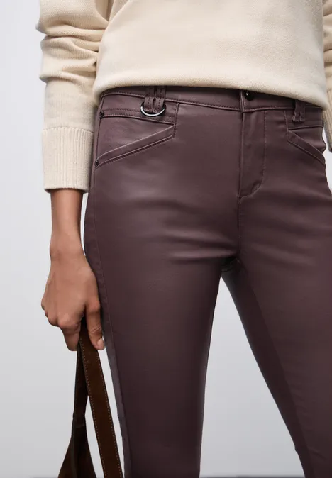Slim Fit pantalon enduit velvet berry