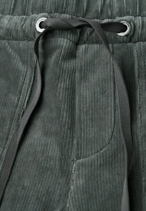 Loose Fit Cordhose balsam green