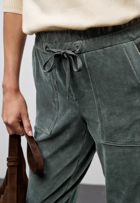 Loose Fit Cordhose balsam green