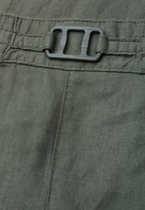 Detail van olijfgroene stof met een zwarte dubbele kunststof gesp