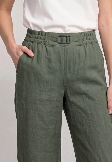 Groene linnen broek met elastische taille, riem en uitlopende pijpen