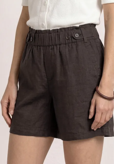 Dunkelbraune Leinen-Shorts mit hohem, elastischem Bund und Knopfdetail, kombiniert mit schlichtem weißen Top.