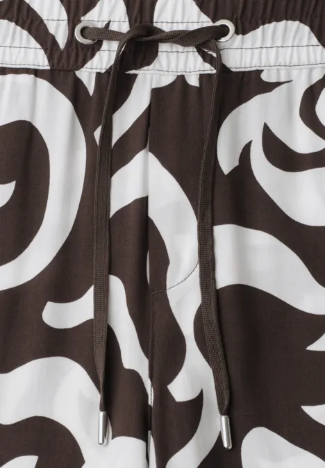 Donkere short met wit, abstract golvend patroon en aansnoerkoord