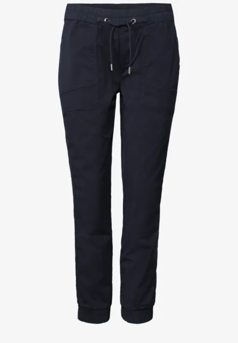 Donkerblauwe slanke broek met trekkoord en elastische pijpzomen.