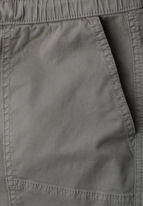 Graue Hose mit elastischem Bund und seitlicher Tasche, schlicht und funktional.