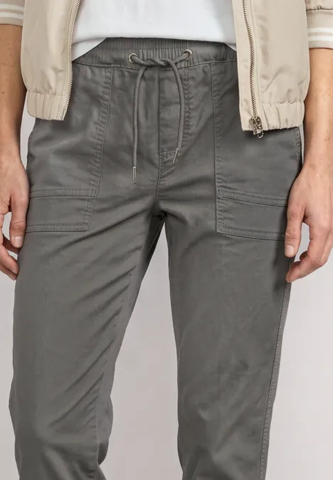 Graugrüne Cargo-Hose mit elastischem Tunnelzugbund und aufgesetzten Taschen.