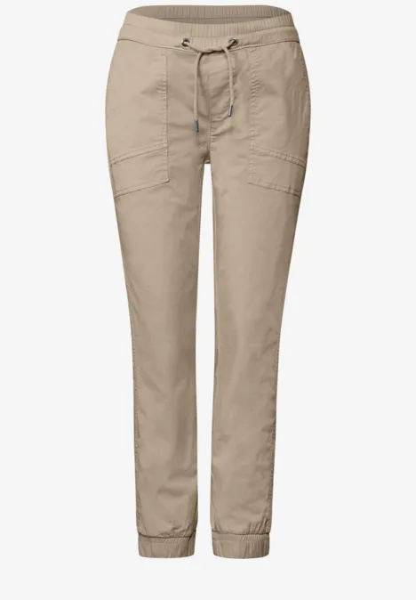 Slim Leg Hose in Papertouch-Qualität cobble stone Leichte beige Freizeithose mit elastischem Bund, Kordelzug und Gummizügen an den Beinenden.