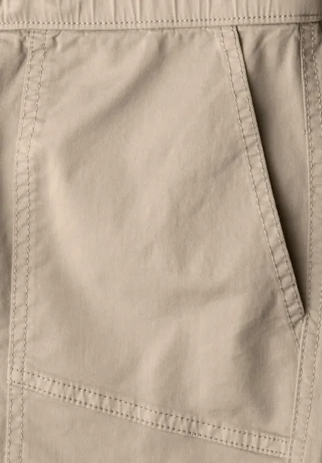 Slim Leg Hose in Papertouch-Qualität cobble stone Nahaufnahme einer beige-farbenen Hose mit Taschennaht.