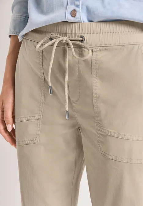 Slim Leg Hose in Papertouch-Qualität cobble stone Beine und Hüfte in beige Hose mit Tunnelzug und aufgesetzten Taschen.