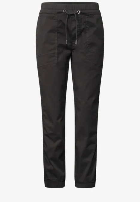 Slim Leg Hose in Papertouch-Qualität deep earth Schwarze, schmal geschnittene Freizeithose mit Kordelzug und seitlichen Taschen.