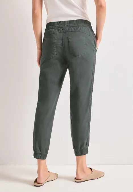 Slim Leg Hose in Papertouch-Qualität cilantro green Rückenansicht: Dunkelgrüne Jogginghose mit Gummibund und Bündchen, seitliche Taschen, legerer Look.