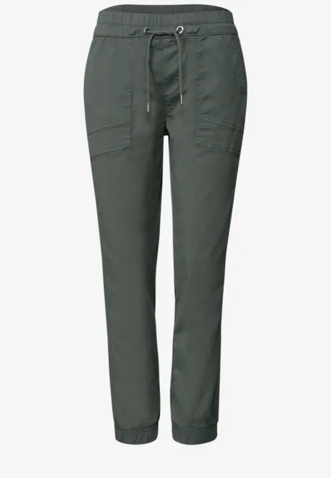 Slim Leg Hose in Papertouch-Qualität cilantro green Dunkelgrüne Damen-Hose mit Tunnelzug, Seitentaschen und schmal zulaufenden Beinen.