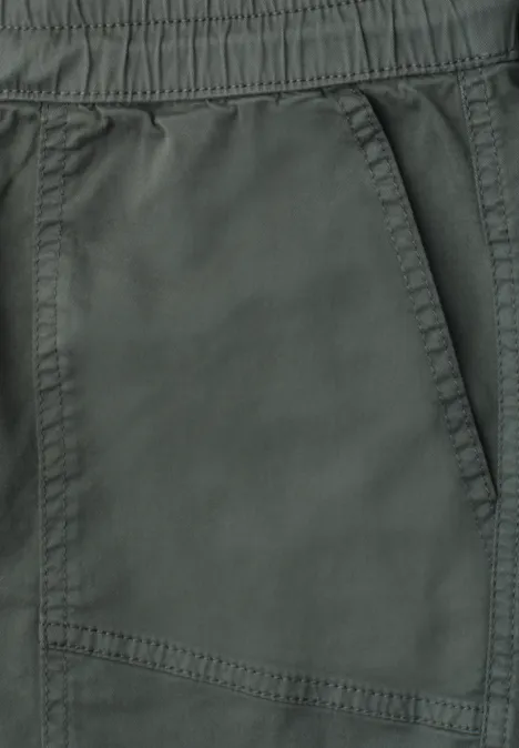 Slim Leg Hose in Papertouch-Qualität cilantro green Detaillaufnahme einer dunkelgrünen Hose mit elastischem Bund und seitlicher Tasche.