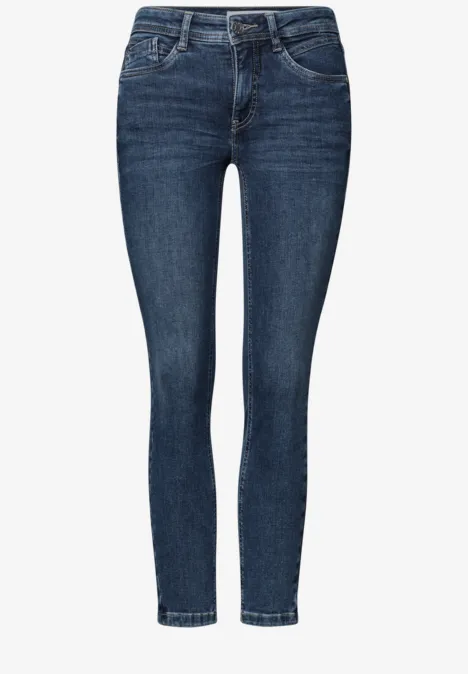 Mid Waist Slim Leg Jeans im Slim Fit brilliant indigo random wash Eine schmale, dunkelblaue Frauen-Jeans mit engem Bein und hoher Taille.
