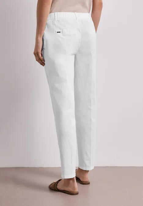 Chino en coupe casual dans une qualité douce off white