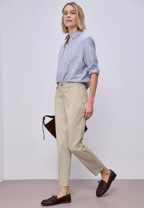 Chino en coupe casual dans une qualité douce cobble stone