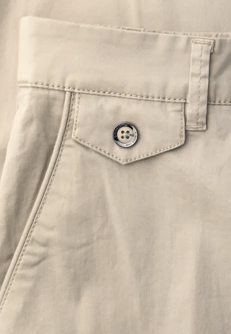 Chino en coupe casual dans une qualité douce cobble stone