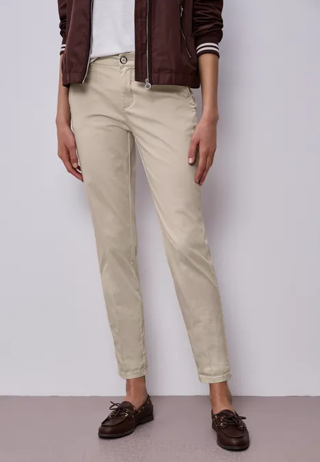 Chino en coupe casual dans une qualité douce cobble stone