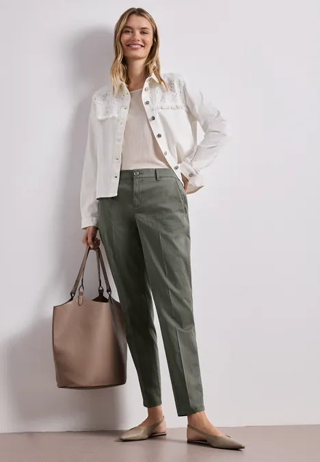 Casual fit chino's in een zachte stof dusky green Casual fit chino's in een zachte stof dusky green