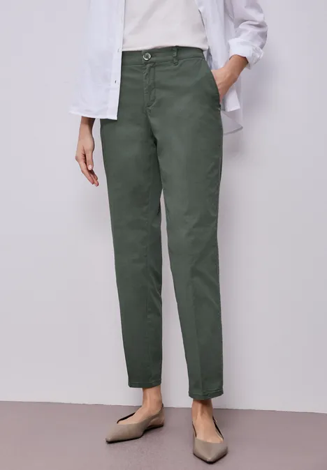 Casual fit chino's in een zachte stof cilantro green