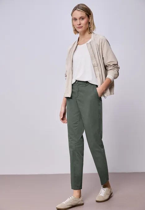 Casual fit chino's in een zachte stof cilantro green