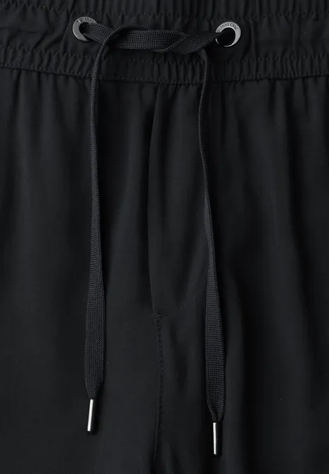 Zwarte joggingbroek met trekkoord in de elastische taille