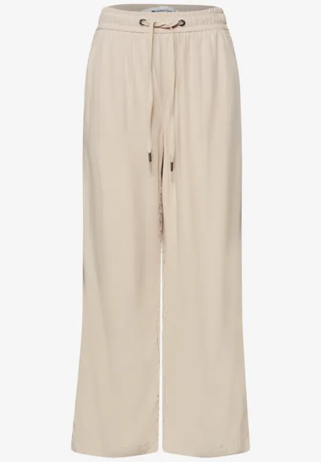 Bequeme, weite, hellbeige Hose mit elastischem Bund und Kordelzug für einen legeren Look.