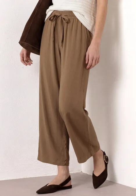 Damenhose in Khaki mit weitem Bein, komfortable Passform und Kordelzugbund.