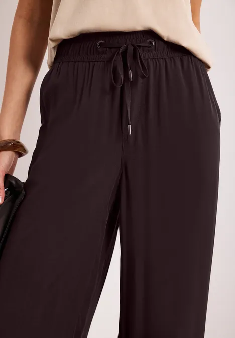 Schwarze, weite Hose mit elastischem Bund und Kordelzug, legerer Schnitt