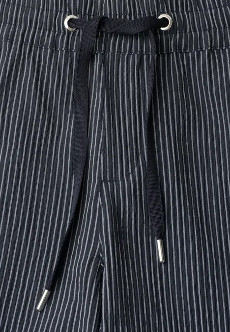 Blau gestreifte Stoffhose mit Kordelzugbund und Metallösen