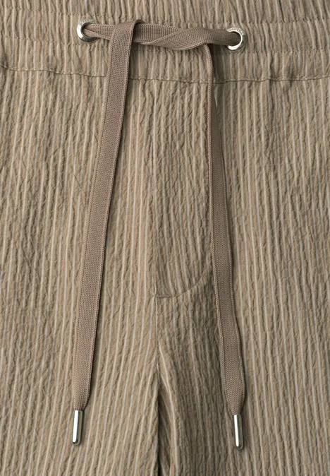 Taupefarbene Hose mit Crinkle-Optik und Tunnelzugbund.