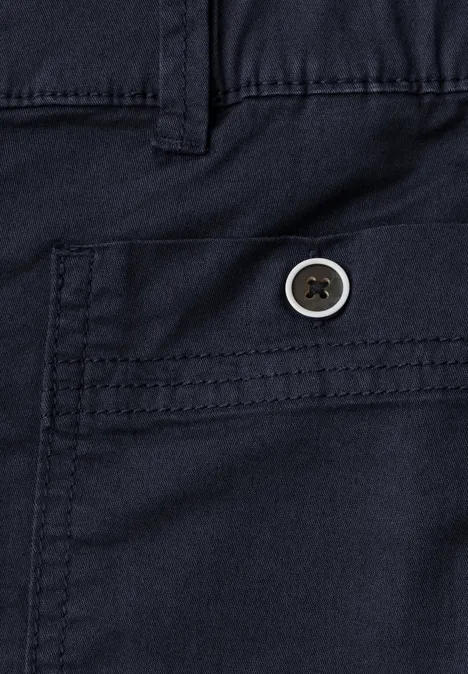 Dunkelblaue Stoffhose mit Gürtelschlaufe, seitlicher Tasche und Knopfdetail