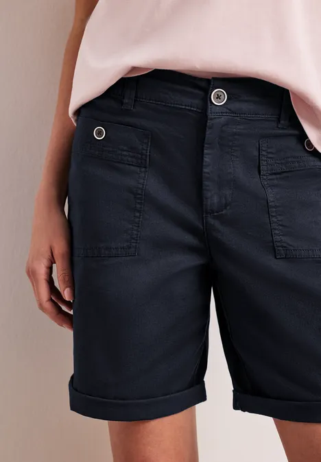 Dunkelblaue Shorts mit umgeschlagenen Säumen und aufgesetzten Taschen.